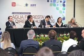 Luciano Maia preside mesa com jornalistas em seminário
