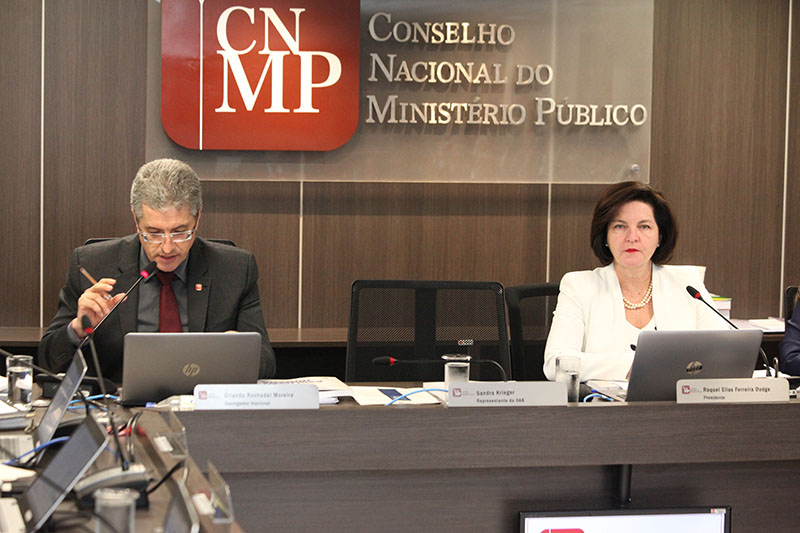 Conselheiro Orlando Rochadel (esq.)