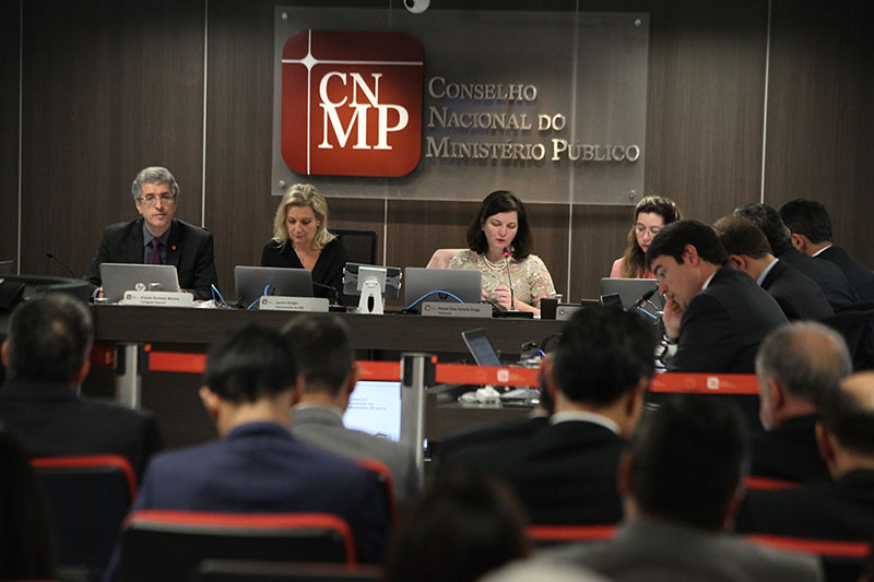 Plenário do CNMP, com o conselheiro Orlando Rochadel à esquerda