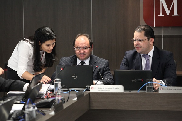 Cl&aacute;udio Portela (centro)