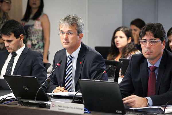 Conselheiro F&aacute;bio Stica (dir.)