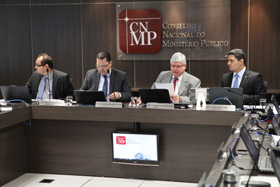 Conselheiro Cl&aacute;udio Portela (esq.)