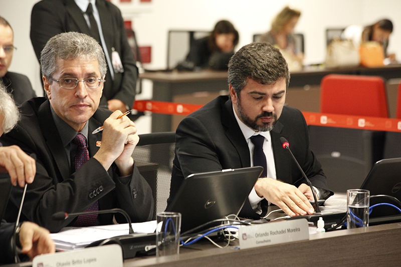 Conselheiro Orlando Rochadel (esq.)