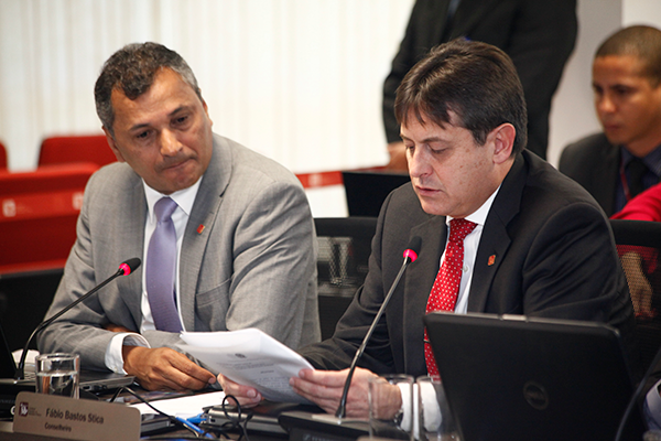 Conselheiro Sérgio Ricardo (esq.)