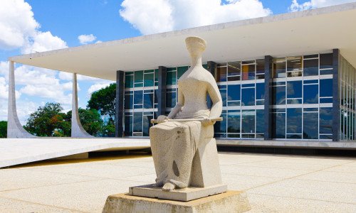 Fachada do STF com a estátua da Justiça