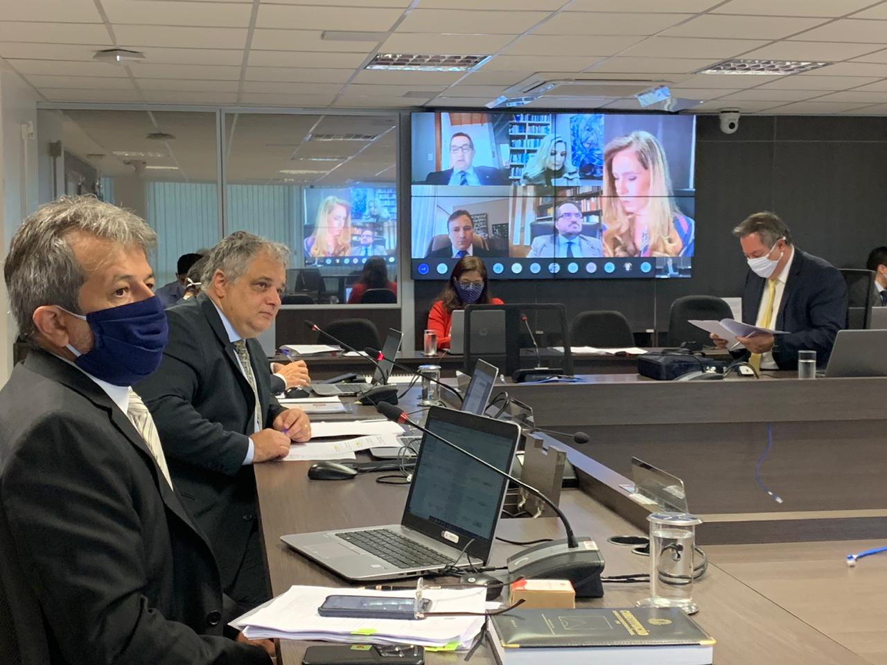 Plenário do CNMP com conselheiros em videoconferência