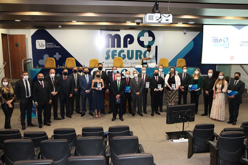 Foto de representantes de todas as unidades que receberam certificado de reconhecimento