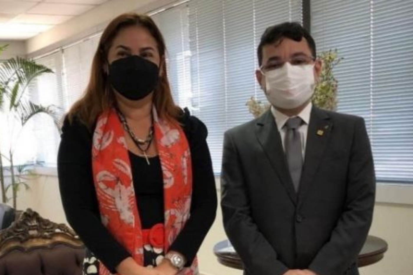 Foto do conselheiro ao lado da presidente do TA do Acre 