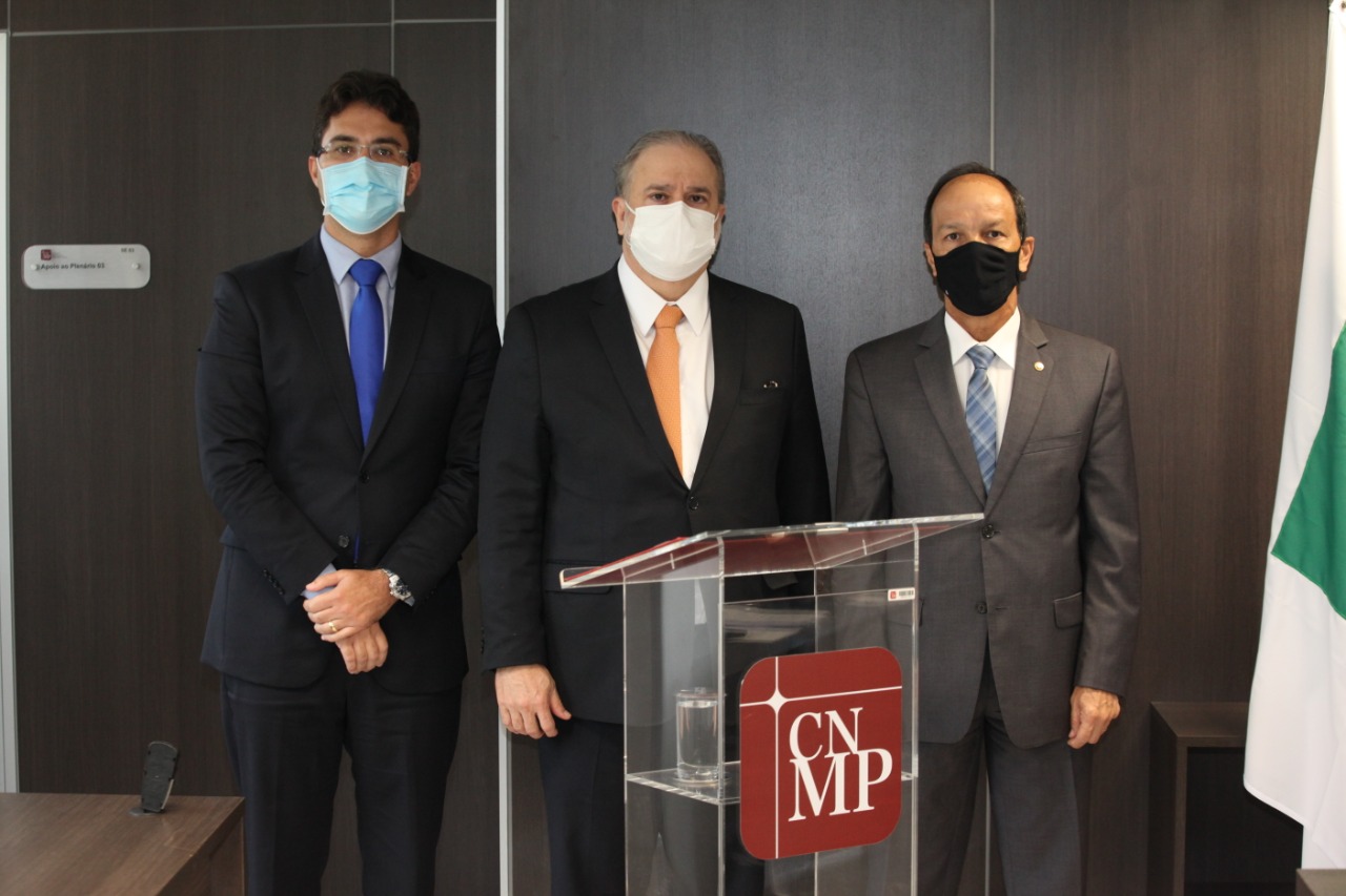 Autoridades na assinatura do acordo