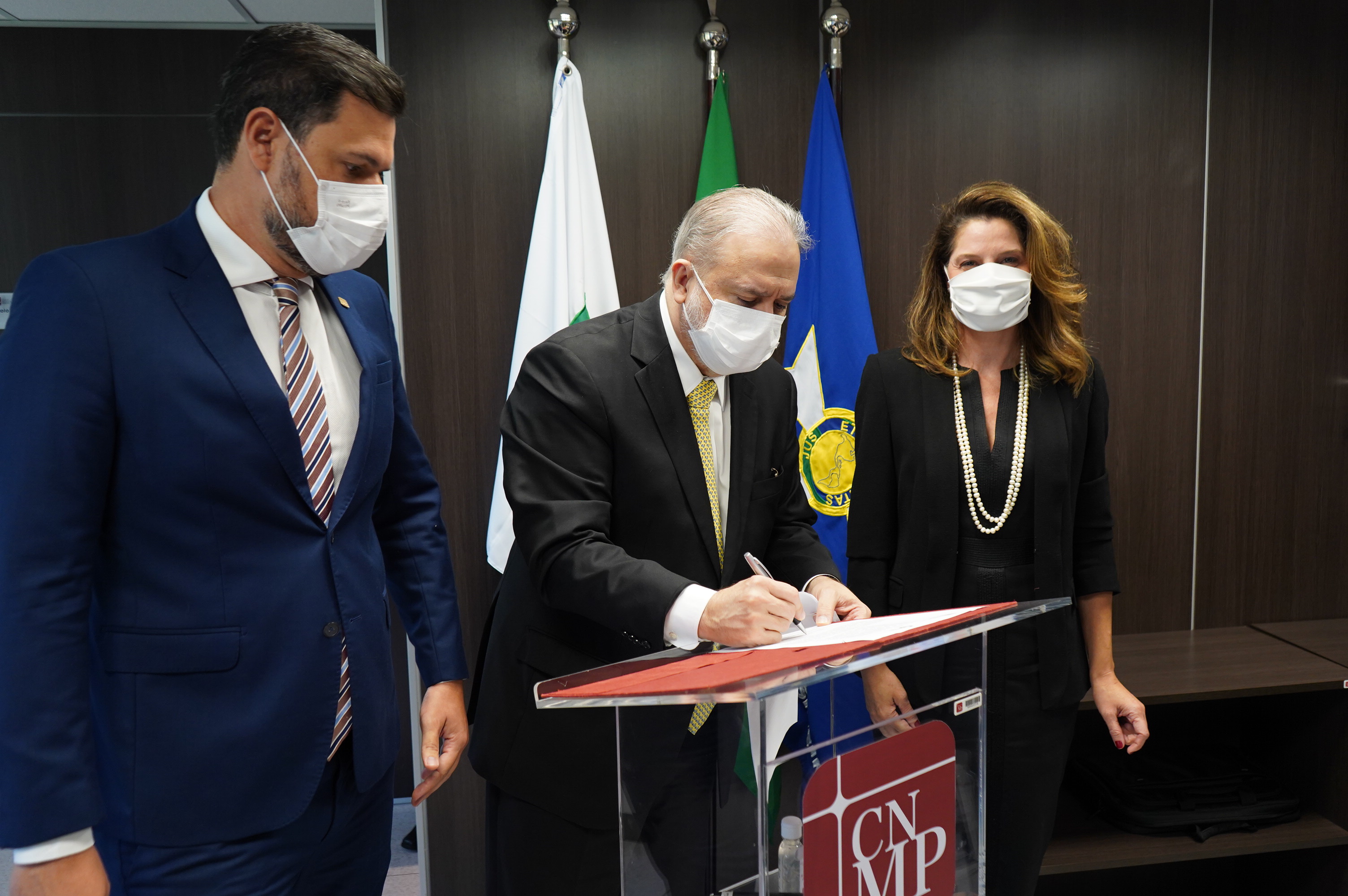 Augusto Aras no momento da assinatura do pacto 