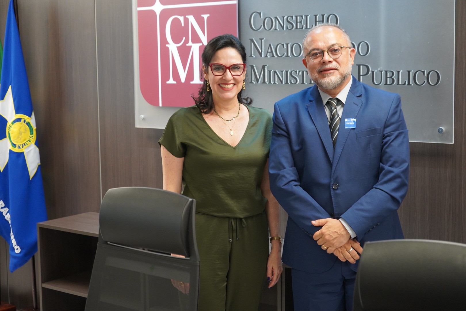 Foto da membra auxiliar Andrea Teixeira e do promotor de Justiça Alexandre Alcântara, em pé, posando para a foto, durante o Seminário CNMP Estatuto da Pessoa Idosa.