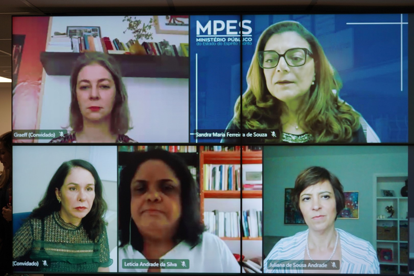 Imagem da tela de uma tv onde se vê outras cinco telas com uma mulher em cada uma delas, participantes do Seminário 20 anos do Estatuto da Pessoa Idosa.