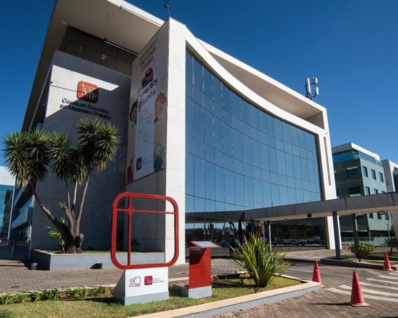 Fachada com monumento