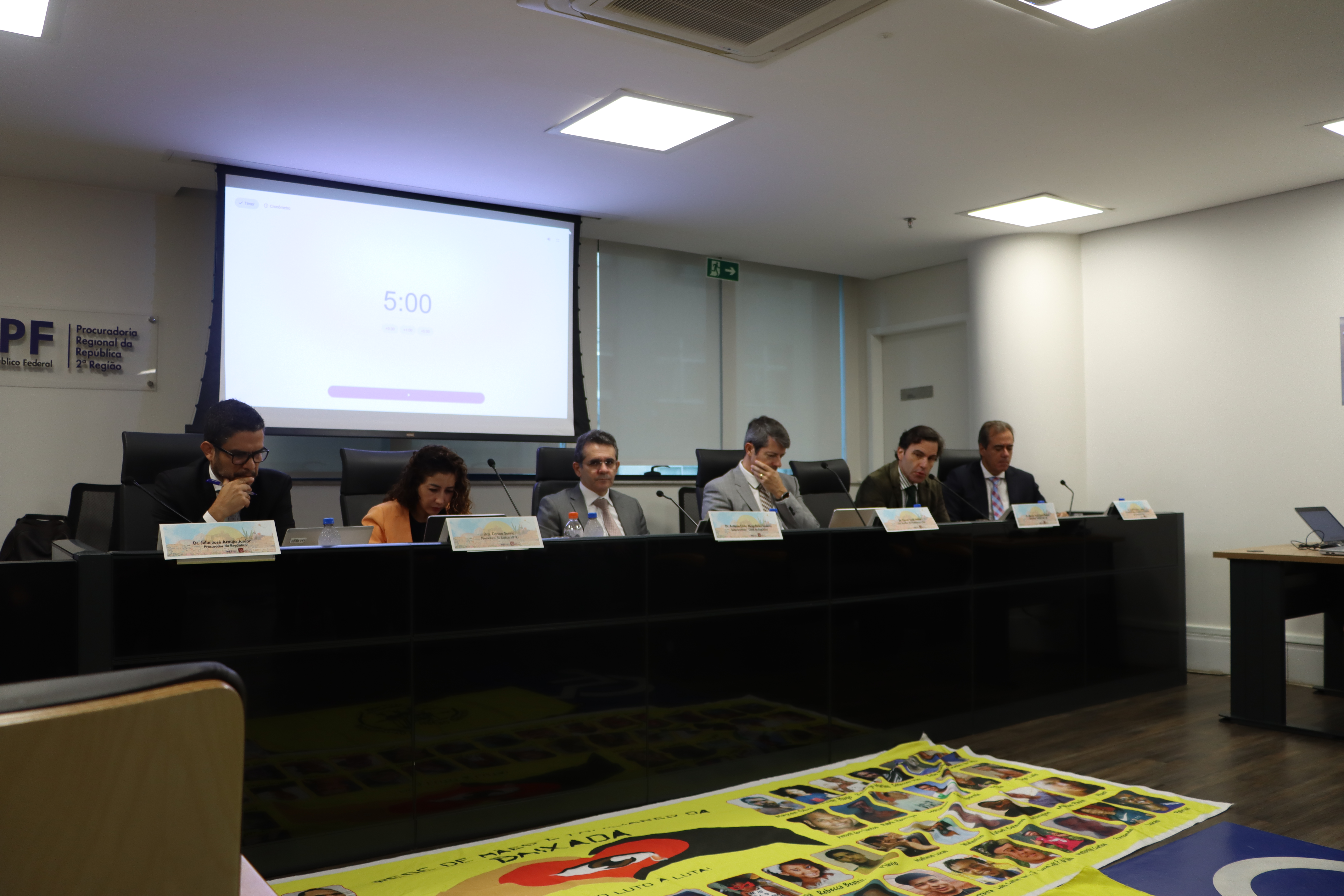 mesa reuniao adpf
