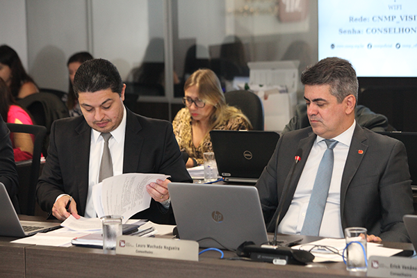 Conselheiro Silvio Almeida (esq.)