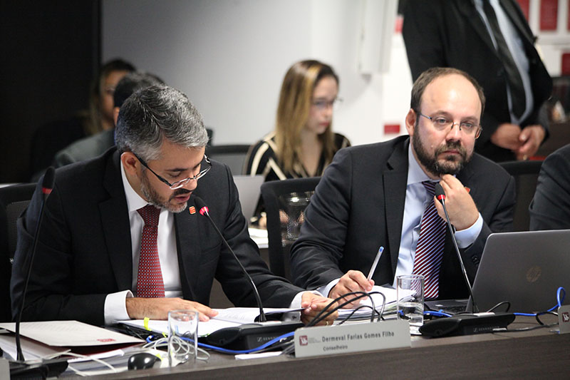 Conselho Dermeval Farias (esq.)
