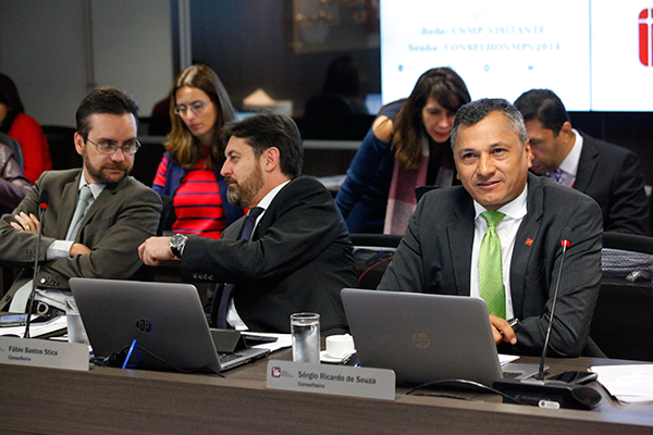 Conselheiro S&eacute;rgio Ricardo (dir)