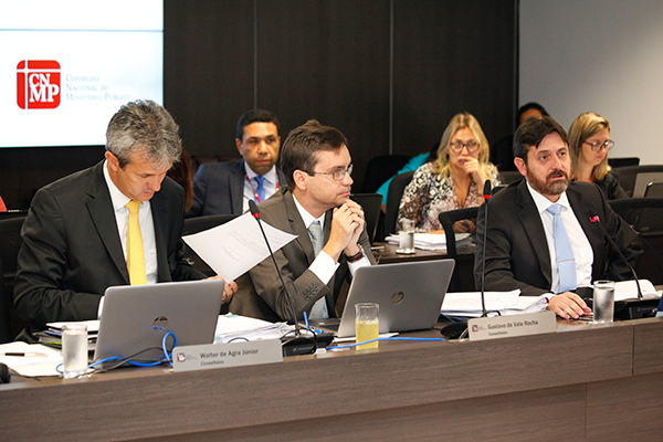 Conselheiro Gustavo Rocha (centro)