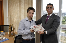 Imagem da visita do representante Alexandre Ciconello, assessor de Direitos Humanos da Anistia Internacional