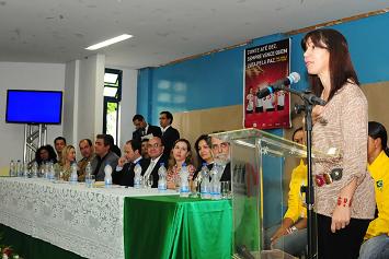 08-11-12_081_Diretora_da_Escola_conte_at_10_GO